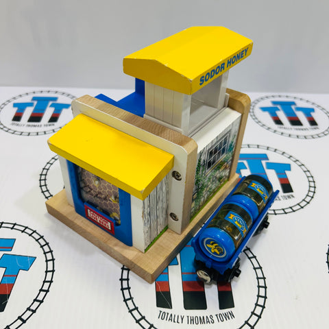 Honey Depot with 2 Barrels and Barrel Car #2 (NOT WORKING Does not fully go up) Wooden - Used