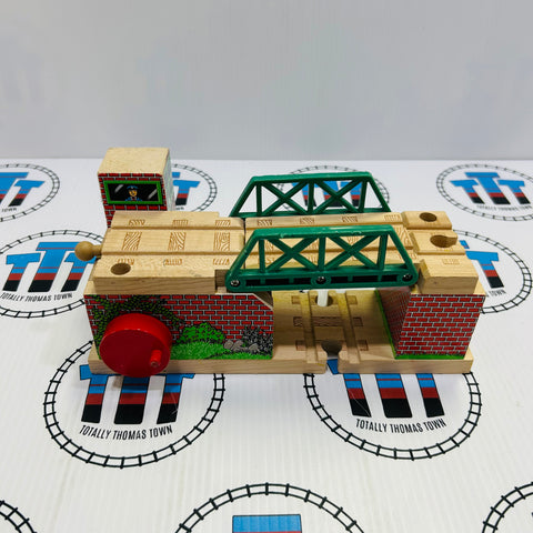 Lifting Bridge #6 No Roof/Signs DOES NOT GO DOWN - SEE NOTES Wooden - Used