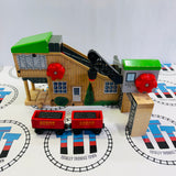 Coal Company with Conveyor #1, 2 Cargo Cars (2002) and 2 Cargo Pieces Chipped Piece Wooden - Used