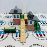 Sawmill Depot with Henry’s Log Car (1998) and 2 Logs #4 Roof Missing Peg Wooden - Used