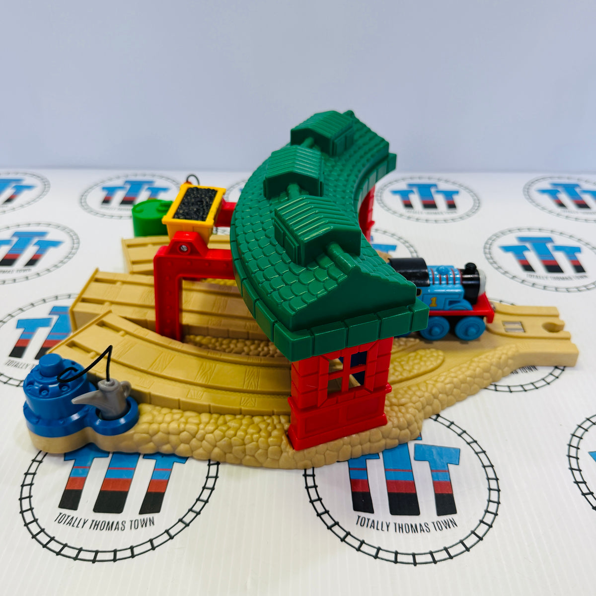 Deluxe Roundhouse with Thomas #1 Chipped Roof Interactive Learning Rai ...