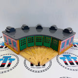 Roundhouse with Splitter #9 Poor Condition Chipped/Marked Track/1 Door Different Year Wooden - Used